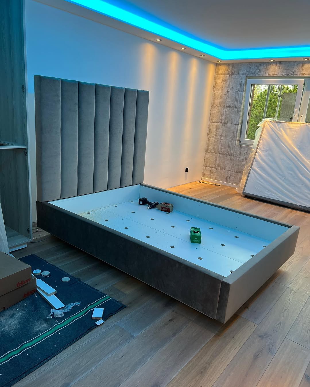 Bett mit gepolstertem Kopfteil nach Maß