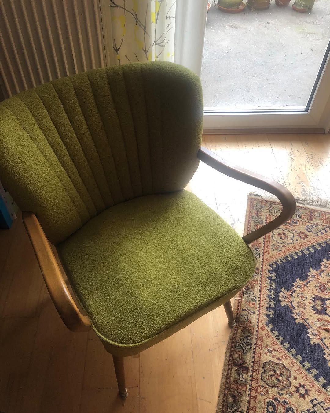 Retro-Sessel neu in grünem Bouclé gepolstert